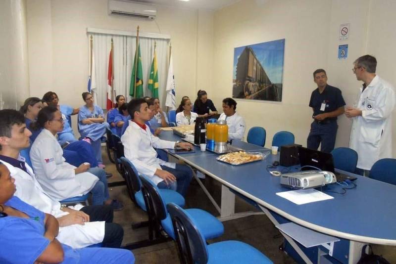Os principais sintomas e fatores de risco do câncer de cabeça e pescoço foram discutidos por estudantes, médicos, enfermeiros e técnicos de Enfermagem no Hospital Regional do Sudeste do Pará - Dr. Geraldo Veloso (HRSP), localizado em Marabá (PA). O bate-papo (foto) foi conduzido pelos integrantes do projeto "Harmonia em Ação", com o objetivo de sensibilizar o público para a importância do diagnóstico precoce da doença. Segundo o urologista e diretor Técnico do HRSP, Cassiano Barbosa, infelizmente esses tumores ainda são pouco conhecidos pela maioria das pessoas, mesmo sendo a sexta neoplasia mais recorrente no mundo. "A grande vantagem é que os sintomas são visíveis para todo mundo, como um caroço no pescoço ou manchas no rosto. É preciso estar atento a esses sinais e contribuir para o diagnóstico precoce. Quanto mais cedo o câncer for detectado, maiores são as chances de cura", afirmou o médico.
FOTO: ASCOM / HRSP
DATA: 29.10.2018
MARABÁ - PARÁ <div class='credito_fotos'>Foto: ASCOM HRSP | <a href='/midias/2018/originais/cc29fee3-7c7f-4c6e-8590-cefd7b777af5.jpg' download><i class='fa-solid fa-download'></i> Download</a></div>