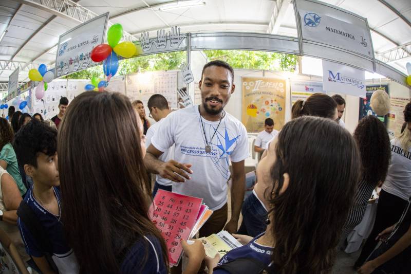 Durante toda esta quinta-feira, 10, a Feira Vocacional da Universidade do Estado do Pará (Uepa) recebeu a visita de estudantes do ensino médio de escolas públicas e particulares da Região Metropolitana de Belém. Cada graduação da Uepa tinha um estande no hall de exposição do Centro Cultural Tancredo Neves (Centur), tudo para que os estudantes pudessem conhecer mais sobre os cursos, a atuação dos profissionais formados e o desenho curricular das disciplinas.
FOTO: NAILANA THIELY / ASCOM UEPA
DATA: 10.05.2018
BELÉM - PARÁ <div class='credito_fotos'>Foto: Nailana Thiely / Ascom Uepa | <a href='/midias/2018/originais/cc30dae3-5204-4cdb-af81-2e30deb3b78a.jpg' download><i class='fa-solid fa-download'></i> Download</a></div>
