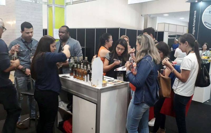 Empresários paraenses e representantes do governo do Estado participaram da 3ª edição do Salão Internacional de Restaurantes, Hotelaria e Alimentação (SIRHA), entre os dias 14 e 16 de março, realizado na São Paulo Expo, na capital paulista. A participação do Pará no evento foi uma iniciativa da Secretaria de Estado de Turismo (Setur), em parceria com a Secretaria de Estado de Desenvolvimento, Mineração e Energia (Sedeme), Centro de Empreendedorismo da Amazônia e Instituto Paulo Martins.
FOTO: ASCOM / SETUR
DATA: 19.03.2018
SÃO PAULO - SP
<div class='credito_fotos'>Foto: ASCOM SETUR | <a href='/midias/2018/originais/cc3e4373-8bb8-4b76-b20c-7a0688802535.jpg' download><i class='fa-solid fa-download'></i> Download</a></div>