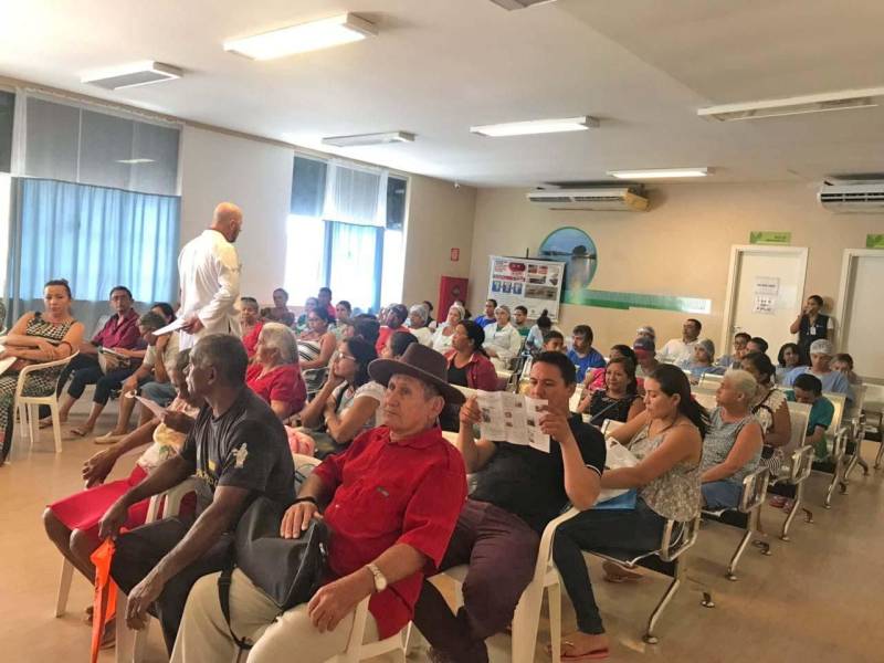 Segundo dados do Ministério da Saúde, 25% da população brasileira sofre de hipertensão, que tem seu dia lembrado nesta sexta-feira, 27, para alertar sobre a importância da prevenção dessa doença que é silenciosa e geralmente não apresenta sintomas. O casal Maria do Socorro, 59, e Luiz Filho, 69, faz parte dessa gama da sociedade atingida pela pressão alta, que ataca homens e mulheres de todas as camadas sociais e requer adoção de hábitos mais saudáveis como forma de prevenção mais efetiva. Referência estadual na assistência de usuários com obesidade e diabetes, que normalmente está associado à hipertensão, o Hospital Jean Bitar (HJB) aderiu à campanha nacional e promoveu a “Semana da Saúde”, de 23 a 27, levando informações e orientações sobre temas como: prevenção à hipertensão; qualidade de vida; autoestima; sono; obesidade; dor social; osteoartrite; prevenção de quedas. Colaboradores, usuários e seus acompanhantes, nas recepções de atendimentos, clínicas e setores do administrativo, participaram de palestras e receberam material educativo.
FOTO: ASCOM / HJB
DATA: 27.04.2018
BELÉM - PARÁ <div class='credito_fotos'>Foto: ASCOM HJB | <a href='/midias/2018/originais/cc3ea929-f9c6-4f08-acd8-60159aafd4be.jpg' download><i class='fa-solid fa-download'></i> Download</a></div>