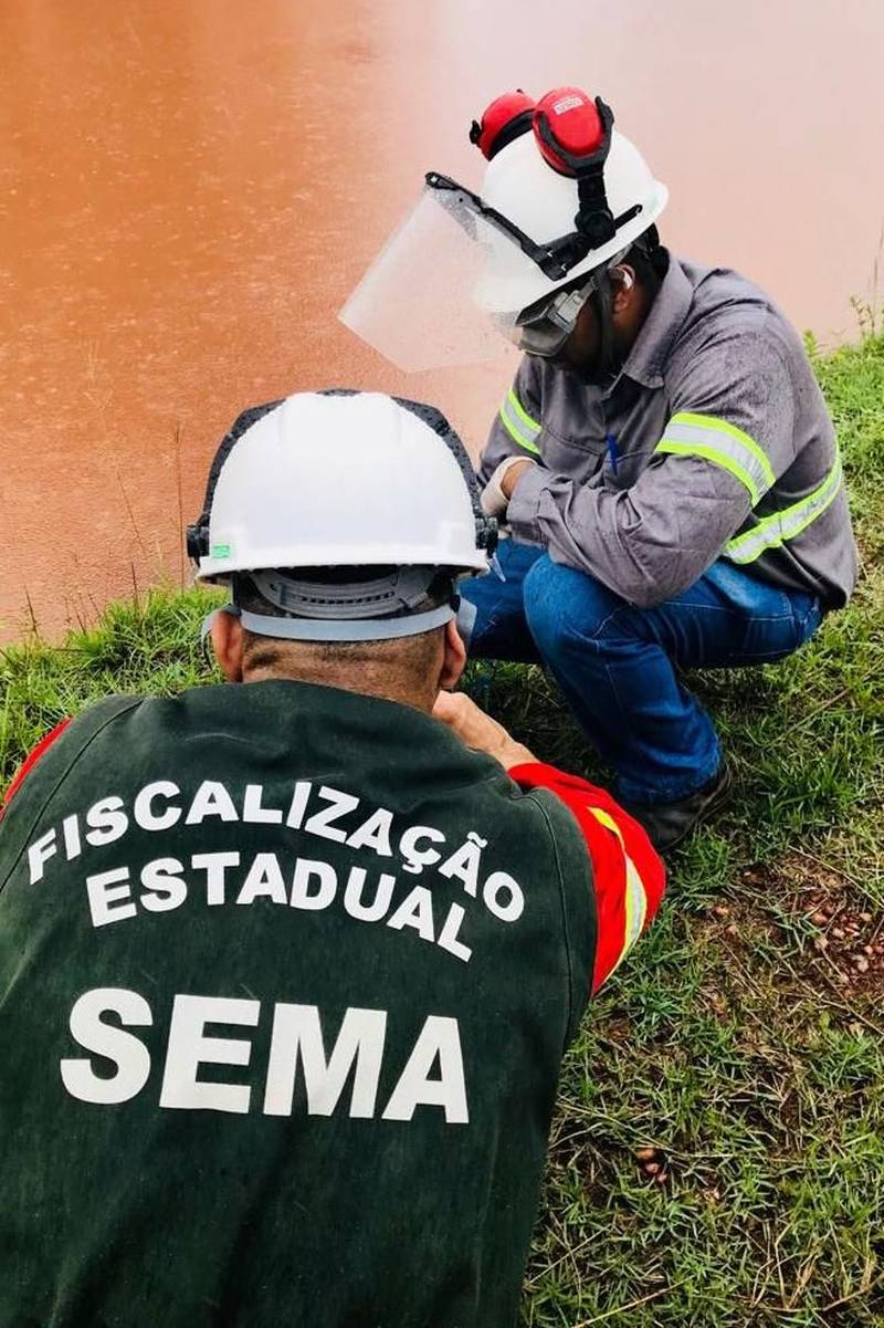 Por conta do não cumprimento do prazo de 48 horas dado pelo Governo do Estado para que a Hydro reduzisse os níveis das bacias de resíduos ao nível de pelo menos um metro, a Secretaria de Meio Ambiente e Sustentabilidade (Semas) notifica a empresa, na manhã desta terça-feira (27), com a determinação de que reduza a produção da refinaria em 50%. A Semas também triplicará a multa definida anteriormente, cumprindo a legislação ambiental em vigor, chegando a cerca de R$ 1 milhão por dia de descumprimento (300 mil Unidades de Padrão Fiscal). A empresa informou formalmente que reduziu os índices, mas não integralmente no total determinado de um metro.
FOTO: LUIZ CARLOS / SECOM
DATA: 27.02.2018
BARCARENA - PARÁ <div class='credito_fotos'>Foto: LUIZ CARLOS / SECOM | <a href='/midias/2018/originais/cc43d6b2-d72e-4a0a-a90b-5b9fbe350ca0.jpg' download><i class='fa-solid fa-download'></i> Download</a></div>