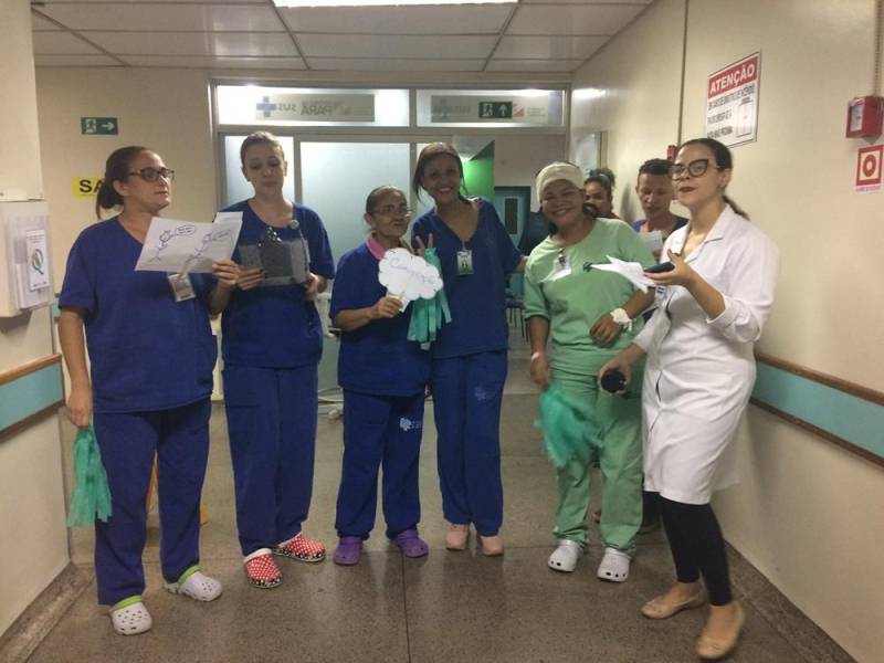 No Hospital Regional do Sudeste do Pará - Dr. Geraldo Veloso (HRSP), em Marabá (PA), desde um simples curativo a uma cirurgia de alta complexidade, o atendimento aos pacientes segue protocolos rigorosos. Essa rotina faz parte da cultura de segurança do paciente, disseminada a todos os profissionais que atuam na unidade (foto), com o objetivo de evitar erros durante a assistência. Para reforçar a importância dessas medidas, neste mês, a unidade realizou a sua II Semana Multiprofissional, cujo tema foi 'Segurança do Paciente: Meta Pai D'égua'. A programação envolveu colaboradores de todos os setores, mesmo aqueles que não atuam diretamente na assistência. Segundo o diretor-geral da unidade, Valdemir Girato, essa integração é fundamental para a qualidade do atendimento. 'Quando se trata de assistência, é preciso que todos falem a mesma língua e estejam unidos em prol do bem-estar do paciente. A atenção a cada detalhe, protocolo e procedimento é essencial para um atendimento qualificado e seguro, e isso independe da função do profissional na unidade. Todos estão ali cumprindo uma mesma missão: cuidar de vidas', afirmou o gestor.
FOTO: ASCOM / HRSP
DATA: 21.05.2018
MARABÁ - PARÁ <div class='credito_fotos'>Foto: ASCOM HRSP | <a href='/midias/2018/originais/cc490b80-778a-4fd2-ab14-cf6ab7d1ab9f.jpg' download><i class='fa-solid fa-download'></i> Download</a></div>