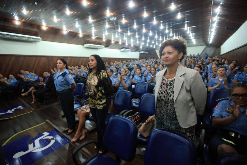 Cerca de 350 policiais femininas iniciaram, na manhã desta sexta-feira (23), no auditório da Universidade da Amazônia, o I Encontro de Mulheres Policiais. O evento faz parte das comemorações pelos 200 anos da Polícia Militar do Pará, celebrado em 2018. A proposta do encontro é proporcionar trocas de experiências profissionais e pessoais entre o efetivo feminino da Polícia Militar do Pará, levantando discussões de temas relacionados às questões do gênero. A ideia do encontro surgiu depois que a PMPA abriu um espaço no site da corporação, para que os internautas enviassem sugestões de eventos que pudessem marcar os 200 anos da instituição no Estado.
FOTO: THIAGO GOMES / AG. PARÁ
DATA: 23.03.2018
BELÉM - PARÁ <div class='credito_fotos'>Foto: Thiago Gomes /Ag. Pará | <a href='/midias/2018/originais/cc4c1b1b-928e-4b4a-a25e-12bd85f987fa.jpg' download><i class='fa-solid fa-download'></i> Download</a></div>