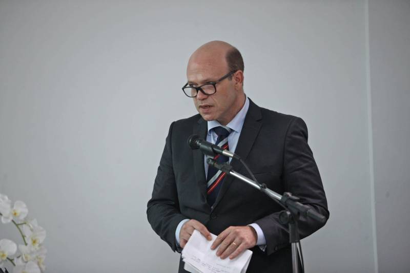 O procurador-geral do Estado, Ophir Cavalcante Junior, deu posse, na tarde da última segunda-feira (26), a seis novos procuradores do Estado, aprovados no 20º concurso público da Procuradoria Geral do Estado (PGE). O evento ocorreu no auditório do prédio-sede da instituição, em Batista Campos, Belém. Foram empossados Idemar Cordeiro Peracchi (foto), Edson dos Santos Matoso, Ducival Carvalho Pereira Júnior, Giulliane Pinheiro Corrêa de Lima, Jobson de Oliveira Pereira e Arthur Marcel Batista Gomes. A cerimônia teve a presença do procurador-geral adjunto, Henrique Nobre Reis, do corregedor-geral da PGE, Paulo de Tarso Dias Klautau Filho, do presidente da Associação dos Procuradores do Estado, Ary Lima Cavalcanti, e de diversos procuradores do Estado, familiares e amigos dos empossados.
FOTO: THIAGO GOMES / AG. PARÁ
DATA: 27.03.2018
BELÉM - PARÁ <div class='credito_fotos'>Foto: Thiago Gomes /Ag. Pará | <a href='/midias/2018/originais/cc4d826a-31d7-44b3-a826-8c1a3c1c4e75.jpg' download><i class='fa-solid fa-download'></i> Download</a></div>
