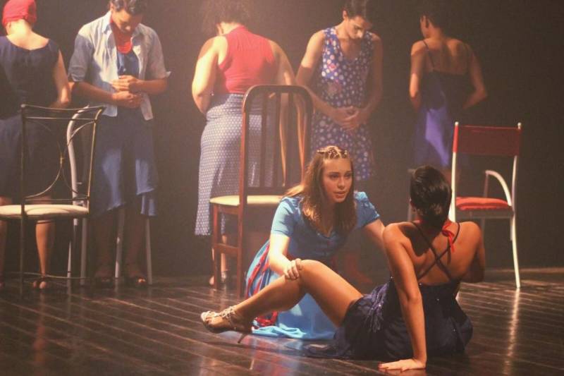 O espetáculo “Ave, Marias!” é um dos projetos premiados pelo edital Pauta Livre 2018 e será apresentado na quarta-feira (14), no Teatro Margarida Schivasappa, da Fundação Cultural do Pará (FCP), às 20h. A apresentação é em comemoração aos 10 anos do Grupo de Dança Moderno em Cena. O Balé conta a história de 13 “Marias” completamente diferentes umas das outras. A diretora de coreografia do grupo, Luiza Monteiro teve a ideia de montar a coreografia após participar das comemorações do ano Mariano da Igreja Católica. Entretanto, garante que o espetáculo não tem um cunho religioso. “Refleti sobre a história de Maria. Quantas mulheres ‘Marias’ estão aí fora? Me questionei sobre isso sem fazer, necessariamente, alusão à religião”, conta.
FOTO: ASCOM / FCP
DATA: 13.03.2018
BELÉM - PARÁ
<div class='credito_fotos'>Foto: ASCOM FCP | <a href='/midias/2018/originais/cc4ff081-d620-4e82-a9b8-b95a1d414ad5.jpg' download><i class='fa-solid fa-download'></i> Download</a></div>