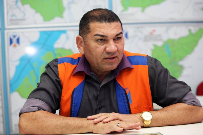 O Governo do Estado, de forma integrada entre Defesa Civil, Corpo de Bombeiros, Secretaria Estadual de Transportes ( Setran) e outros órgãos, reforça as ações de enfrentamento aos acidentes naturais ocasionados pelas chuvas fortes do período.15 municípios, sendo 11 do sudeste paraense, declararam situação de emergência. A partir do dia 6 de fevereiro, quando se intensificaram os registros no Sistema Nacional, e a Defesa Civil Estadual apresentou um relatório para o Governo do Estado, várias secretarias reuniram e o governador Simão Jatene autorizou procedimentos para minimizar os efeitos causados pelos acidentes. Na foto, o coronel Augusto Lima, subcomandante geral do Corpo de Bombeiros.
FOTO: SIDNEY OLIVEIRA / AG PARÁ
DATA: 11.02.2018
BELÉM - PARÁ <div class='credito_fotos'>Foto: Sidney Oliveira/Ag. Pará | <a href='/midias/2018/originais/cc50a59b-5026-459e-a838-e74001ee3304.jpg' download><i class='fa-solid fa-download'></i> Download</a></div>