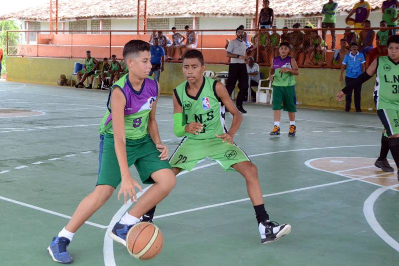 A Regional Mocajuba dos Jogos Estudantis Paraenses (JEPs), que ocorreu de 16 a 20 deste mês reunindo municípios do Baixo Tocantins, foi encerrada com festa no final de semana, pelos atletas que garantiram vagas na Etapa Estadual da competição, marcada para o período de 19 a 22 de junho, na Arena Guilherme Paraense, em Belém, com as finais transmitidas ao vivo pela TV Cultura do Pará. Na categoria B masculino, os campeões no basquetebol (foto) foram estudantes da Escola Estadual Palmira Gabriel, do município de Barcarena.
FOTO: ELISEU DIAS / ASCOM SEDUC
DATA: 20.05.2018
MOCAJUBA - PARÁ <div class='credito_fotos'>Foto: Eliseu Dias / Ascom Seduc | <a href='/midias/2018/originais/cc51e2e9-78cc-46c6-903a-f555f5172abf.jpg' download><i class='fa-solid fa-download'></i> Download</a></div>