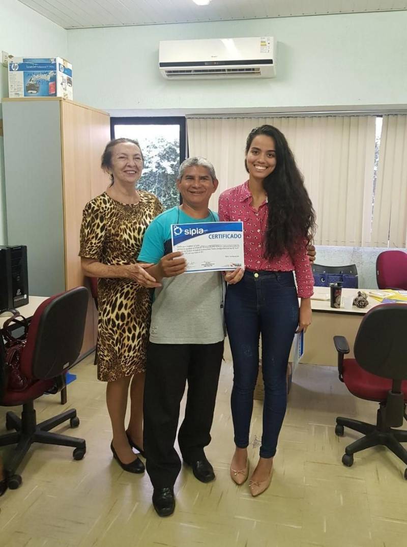 Entre os dias 9 e 11 de maio, a Secretaria de Estado de Assistência Social, Trabalho, Emprego e Renda (Seaster) capacitou conselheiros tutelares do município de Ananindeua para a utilização do Sipia, o Sistema Nacional de Registro e Tratamento de Informações sobre a garantia e defesa dos direitos fundamentais preconizados no Estatuto da Criança e do Adolescente (ECA). A capacitação foi realizada no Centro Integrado de Inclusão e Cidadania (CIIC). O Sipia agrega dados em nível municipal, estadual e nacional constituindo uma base de dados para a formulação de políticas no setor. Os conselheiros tutelares são os responsáveis por receber as denúncias e alimentar este sistema. “Aproveitamos nessa capacitação para discutir e dialogar sobre vários casos que chegam aos conselhos tutelares, para relembrar o papel do conselheiro tutelar e, principalmente, destacar a importância que o sistema seja usado e preenchido para que, com acesso a essas informações, as políticas públicas sejam repensadas e fluam com a rede da garantia de direitos da criança e do adolescente”, explicou a coordenadora de média complexidade da Seaster, Norma Barbosa.
FOTO: ASCOM / SEASTER
DATA: 11.05.2018
BELÉM - PARÁ <div class='credito_fotos'>Foto: ASCOM / SEASTER | <a href='/midias/2018/originais/cc5cba36-2a38-4a82-b861-19c590680bd3.jpg' download><i class='fa-solid fa-download'></i> Download</a></div>