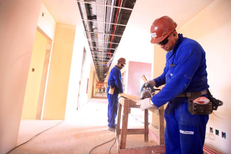 Construção do novo hospital Doutor Abelardo Santos, empreendimento do Governo do Estado sob a coordenação da Secretaria de Estado de Desenvolvimento Urbano e Obras Públicas (Sedop). A obra avançou e está com 70% de serviços executados, sendo que 500 homens trabalham distribuídos em turnos de segunda a sábado, de 7h às 22 horas.
FOTO: RODOLFO OLIVEIRA / AG. PARÁ
DATA: 11.04.2018
BELÉM - PARÁ <div class='credito_fotos'>Foto: Rodolfo Oliveira/Ag. Pará | <a href='/midias/2018/originais/cc6171e2-52af-4d00-8a9f-fd050307ab33.jpg' download><i class='fa-solid fa-download'></i> Download</a></div>