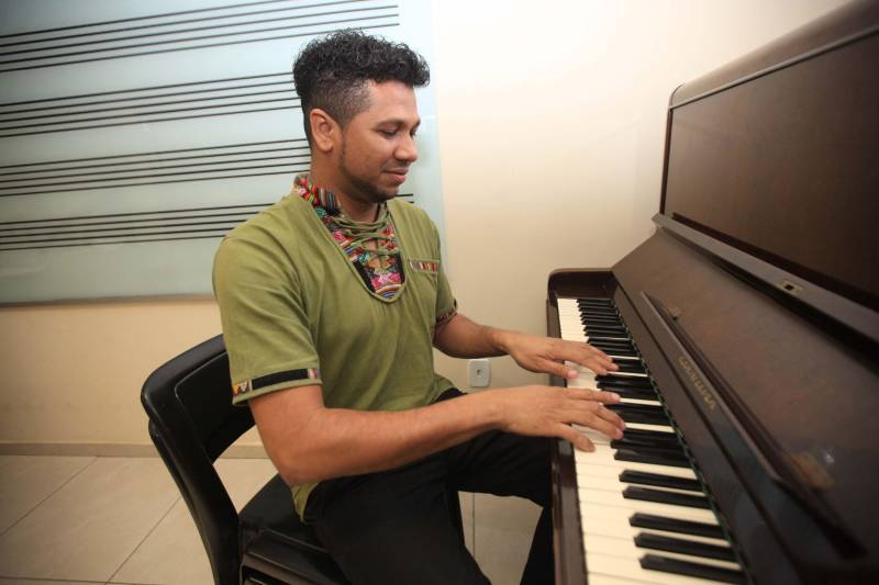 No próximo mês de junho acontece o Festival Internacional de Música do Pará, principal evento artístico da Fundação Carlos Gomes, chega a sua 31ª edição em 2018. O evento integra o calendário de ações do Governo do Pará voltadas para a promoção da cultura trazendo a Belém grandes nomes da música erudita nacional e internacional, bem como artistas consagrados da Música Popular Brasileira, além de músicos que se destacam na cena instrumental. A música já transformou a vida de muitos alunos que passam pela Instituição. O diretor de ensino da Fundação, Claudio Trindade explica que os estudantes da Fundação Carlos Gomes são oriundos de todos os níveis sociais, de escolas publicas e de escolas particulares, alunos que vem de famílias tradicionais na música, alunos oriundos de projetos sociais, de igrejas, este último um percentual muito grande, pois a religião oferece um ambiente propício ao desenvolvimento da musica Há também alunos oriundos do interior do Estado. Na foto, o professor de musicalização da Fundação Carlos Gomes, Joca Silva.
FOTO: CARLOS SODRÉ / AG. PARÁ
DATA: 25.04.2018
BELÉM - PARÁ <div class='credito_fotos'>Foto: Carlos Sodré/Agência Pará | <a href='/midias/2018/originais/cc6a2a01-0c0f-46ed-9e27-d0be73fc43dc.jpg' download><i class='fa-solid fa-download'></i> Download</a></div>