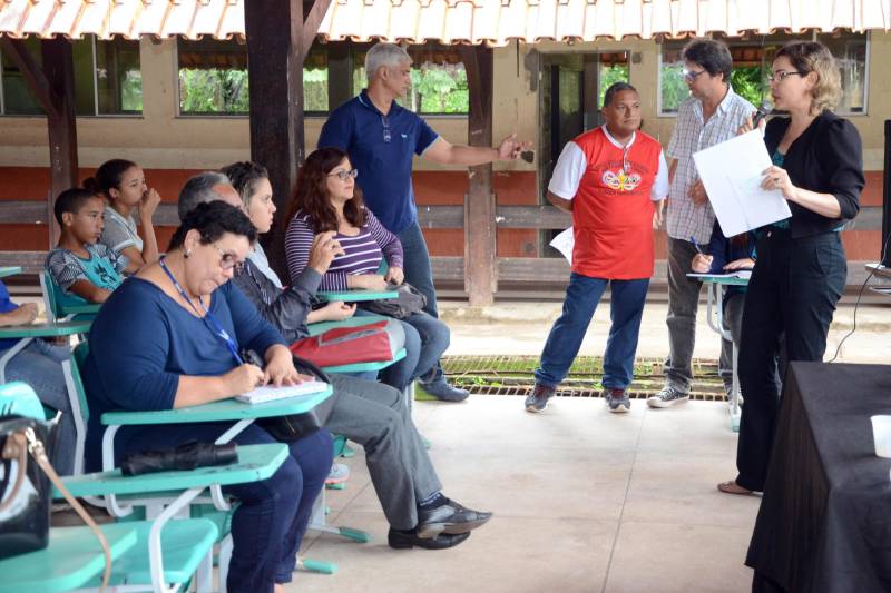 Diretores da Secretaria de Estado de Educação (Seduc) e de órgãos do Sistema de Segurança Pública e promotoras do Ministério Público do Estado se reuniram nesta quinta-feira (15) com gestores, professores, estudantes e pais de alunos da Escola Estadual Palmira Gabriel, com o objetivo de definir ações de segurança para a unidade de ensino. A reunião ocorreu na própria escola, na Avenida Augusto Montenegro, em Belém. A primeira ação definida, e logo posta em prática, foi colocar uma viatura do 10º Batalhão de Polícia Militar (10º BPM) em frente à escola, como base do policiamento na área. A viatura será utilizada em ocorrências no bairro, mas retornará sistematicamente à escola nos três turnos de atividades pedagógicas. A Seduc vai providenciar, de acordo com planejamento da comunidade escolar, a construção de um muro nos fundos e a instalação, em breve, de um sistema de monitoramento por câmeras nas dependências da unidade escolar. Na foto, Darlene Moreira, da 1ª Procuradoria de Justiça Cível de Icoaraci (d).
FOTO: ELISEU DIAS / ASCOM SEDUC
DATA: 15.03.2018
BELÉM - PARÁ <div class='credito_fotos'>Foto: Eliseu Dias / Ascom Seduc | <a href='/midias/2018/originais/cc6e5567-a123-4660-be9c-06ae8e76f457.jpg' download><i class='fa-solid fa-download'></i> Download</a></div>