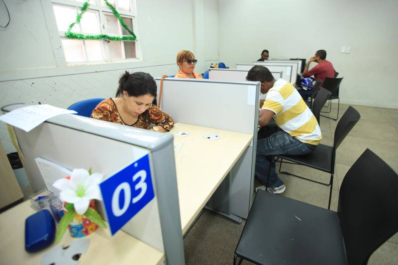 Uma média de 50 a 60 mil RGs foram emitidos (foto) por mês em todo o Pará pela Diretoria de Identificação "Enéas Martins" (Didem), da Polícia Civil, de janeiro a novembro de 2018. O número é considerado alto e é resultado da maior agilidade no atendimento para a emissão e entrega do documento, possível após a possibilidade de agendamento pelo site do órgão de segurança pública. Antes, longas filas se formavam na frente da Delegacia Geral do Estado, o principal posto de atendimento. A diretora da Didem, Juliete Monteiro, conta que com a modernização da polícia no interior do Estado contribuiu com o aumento das emissões e com a diminuição do prazo para a entrega do documento. “Tinha município que esperava até 40 dias. Com a informatização, o prazo diminuiu bastante”, diz. Além disso, Juliete lembra que o agendamento informatizado inibiu situações irregulares, como a venda de senha para o atendimento. Atualmente, 44 municípios do Estado são informatizados. Destes, 32 passaram pela modernização de sistema nos últimos oito anos de gestão do governador Simão Jatene. “Agora temos muito mais possibilidades no interior. Quem não tem posto de atendimento no seu município, pode fazer na cidade mais próxima. Temos muito ainda pela frente, mas estamos caminhando para que o usuário aguarde cada vez menos tempo para receber seu RG”, concluiu.

FOTO: MÁCIO FERREIRA / AG. PARÁ
DATA: 03.12.2018
BELÉM - PARÁ
 <div class='credito_fotos'>Foto: MÁCIO FERREIRA/ AG. PARÁ   |   <a href='/midias/2018/originais/cc6f019c-ecec-4b4f-974f-3317f831d5a4.jpg' download><i class='fa-solid fa-download'></i> Download</a></div>