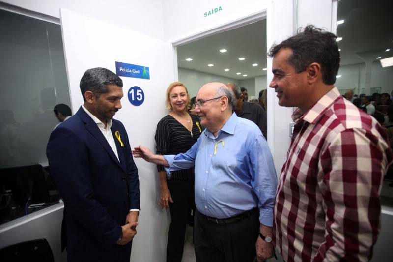 “Fiz questão de trazer minha filha para seu primeiro exercício de cidadania que é ter uma carteira de identidade, ainda mais em um local como este, que permite resolvermos várias pendências com mais conforto e praticidade”, comemorou o senhor Genival de Oliveira, 40 anos, pai da pequena Gabrielle, 8 anos. A família de seu Genival é uma das milhares que serão beneficiadas no município de Parauapebas, no sudeste paraense, com orientações e serviços de diversos órgãos estaduais em um único local: a Estação Cidadania. O espaço, localizado no Shopping Karajás, foi entregue oficialmente à população na manhã deste sábado (19). A cerimônia contou com a presença de secretários de Estado, parlamentares, entre outras autoridades locais. Esta é a segunda Estação Cidadania da região. A primeira é a de Marabá.
FOTO: THIAGO GOMES / AG. PARÁ
DATA: 19.05.2018
PARAUAPEBAS - PARÁ <div class='credito_fotos'>Foto: Thiago Gomes /Ag. Pará | <a href='/midias/2018/originais/cc781231-f9e3-486d-b26b-3c9b5a77d391.jpg' download><i class='fa-solid fa-download'></i> Download</a></div>