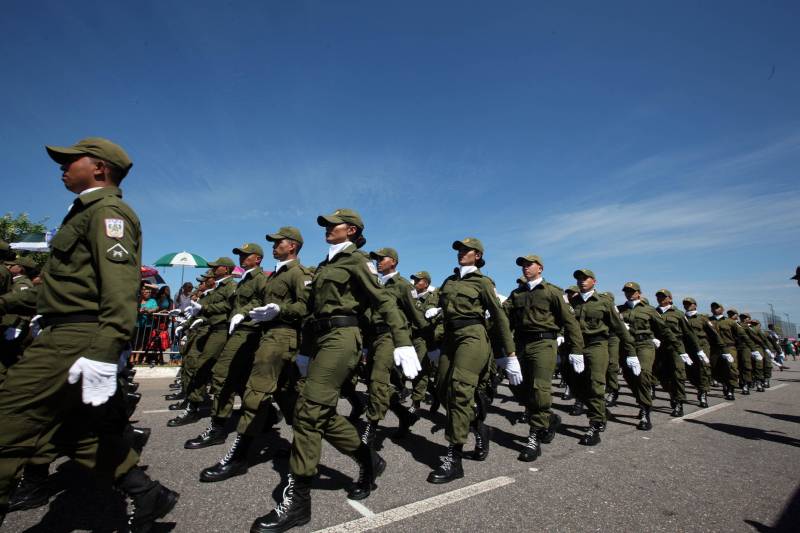 A cerimônia de formatura dos novos praças da Polícia Militar ocorreu na manhã desta segunda-feira (9), simultaneamente, em Belém e outros seis municípios paraenses: Santa Izabel, Castanhal, Barcarena, Capanema, Bragança e Tucuruí. Em Parauapebas, Marabá, Breves, Soure e Conceição do Araguaia, a formatura será celebrada na quinta-feira, dia 12. Na sexta-feira, dia 13, é a vez de Santarém, Altamira, Paragominas e Itaituba. O governador Simão Jatene presidiu a cerimônia de formatura no Portal da Amazônia, bairro da Cidade Velha, em Belém. Milhares de familiares dos formandos lotaram o espaço para entregar aos novos policiais militares seus diplomas de conclusão de curso.
FOTO: SIDNEY OLIVEIRA / AG. PARÁ
DATA: 09.07.2018
BELÉM - PARÁ <div class='credito_fotos'>Foto: Sidney Oliveira/Ag. Pará | <a href='/midias/2018/originais/cc7d5bc7-5090-4d97-aaf5-3c0fe9688499.jpg' download><i class='fa-solid fa-download'></i> Download</a></div>