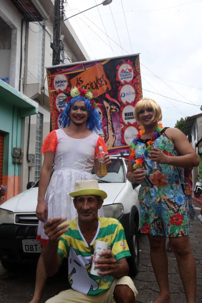 O professor Júlio Leal Gomes é natural de Vigia de Nazaré, no nordeste paraense, terra conhecida pela hospitalidade, principalmente em época festiva. Mantendo a tradição, no Carnaval Júlio e seus irmãos abrem a casa da família para amigos e outros parentes. Neste ano, o imóvel de quatro cômodos abrigou mais de 50 pessoas. Vigia tem um dos maiores e mais tradicionais carnavais do Pará. Nesta época do ano, a população do município, de 51.173 habitantes (Censo/IBGE), triplica com a chegada de brincantes oriundos de todo o Brasil, e os vigienses – igual coração de mãe - acolhem essa multidão. A estimativa é a cidade receber mais de 300 mil pessoas neste Carnaval.
FOTO: IGOR BRANDÃO / AG PARÁ
DATA: 13.02.2018
VIGIA - PARÁ <div class='credito_fotos'>Foto: IGOR BRANDÃO / AG. PARÁ | <a href='/midias/2018/originais/cc7f604a-9e26-47f9-af71-8abac0e98746.jpg' download><i class='fa-solid fa-download'></i> Download</a></div>