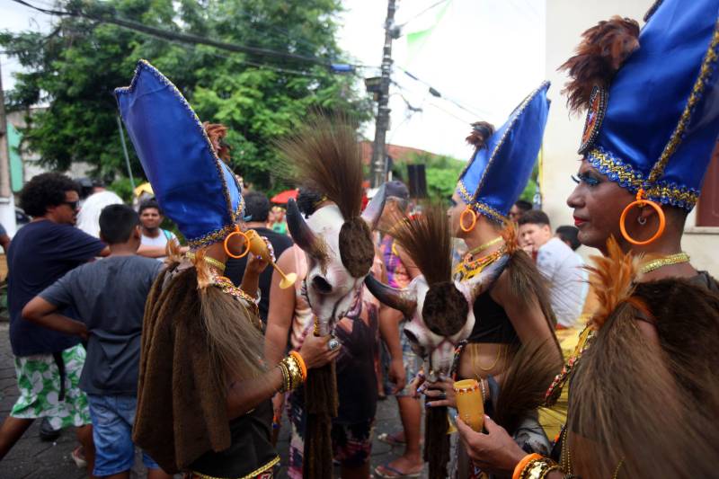 O professor Júlio Leal Gomes é natural de Vigia de Nazaré, no nordeste paraense, terra conhecida pela hospitalidade, principalmente em época festiva. Mantendo a tradição, no Carnaval Júlio e seus irmãos abrem a casa da família para amigos e outros parentes. Neste ano, o imóvel de quatro cômodos abrigou mais de 50 pessoas. Vigia tem um dos maiores e mais tradicionais carnavais do Pará. Nesta época do ano, a população do município, de 51.173 habitantes (Censo/IBGE), triplica com a chegada de brincantes oriundos de todo o Brasil, e os vigienses – igual coração de mãe - acolhem essa multidão. A estimativa é a cidade receber mais de 300 mil pessoas neste Carnaval.
FOTO: IGOR BRANDÃO / AG PARÁ
DATA: 13.02.2018
VIGIA - PARÁ <div class='credito_fotos'>Foto: IGOR BRANDÃO / AG. PARÁ | <a href='/midias/2018/originais/cc84138e-2654-43d3-80ff-87bd650abf06.jpg' download><i class='fa-solid fa-download'></i> Download</a></div>