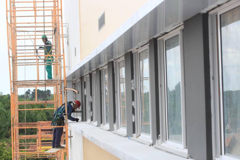 A região nordeste do Estado vai contar com mais uma opção em atendimento de saúde de alta complexidade em pouco tempo. O Governo do Estado está finalizando a execução dos serviços do moderno Hospital Regional Público dos Caetés (foto), no município de Capanema, que entra na fase final para repasse à Secretaria de Estado de Saúde Pública – Sespa, responsável pelo funcionamento da nova casa de saúde. A previsão da Secretaria de Obras para finalizar o projeto é até o final de 2018, somando investimentos de R$37 milhões - recursos do tesouro do estadual, sendo R$ 25 milhões para obras físicas e R$ 12 milhões para aquisição de equipamentos. Após a entrega do Hospital, não apenas a população de Capanema, mais de outros 17 municípios próximos passarão a contar com estrutura de atendimento médico com 60 leitos, sendo 10 de UTI adulto e outros 10 de UTI neonatal, além de consultórios, centro cirúrgico com três salas transfusional, laboratório e banco de leite, entre outros serviços médicos.
FOTO: SIDNEY OLIVEIRA / AG. PARÁ
DATA:17.10.2018
CAPANEMA - PARÁ
<div class='credito_fotos'>Foto: Sidney Oliveira/Ag. Pará | <a href='/midias/2018/originais/cc8658f8-dd31-4ac8-bdd1-7242761a4d8c.jpg' download><i class='fa-solid fa-download'></i> Download</a></div>