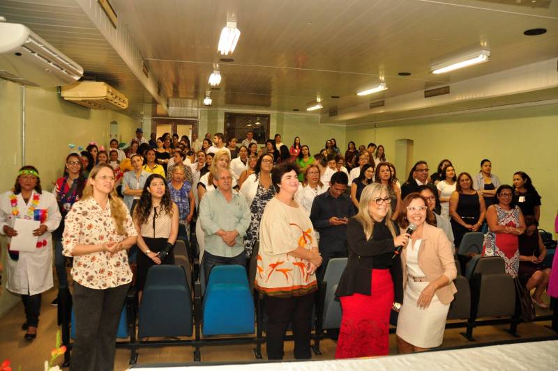 Uma roda de conversa no auditório da Santa Casa sobre Prevenção e Diagnóstico do Câncer de Colo do Útero marcou o início, nesta segunda-feira (12), da campanha Março Lilás. O evento tem como slogan “O Pará unido na Prevenção e Diagnóstico do Câncer de Colo do Útero” e integra a rede de assistência para o controle do câncer de colo do útero no Pará. Promovido pela Secretaria de Estado de Saúde Pública (Sespa), por meio do Núcleo de Apoio à Gestão na Atenção à Mulher no Controle do Câncer de Colo de Útero e Mama (Nagam), com o apoio do Comitê Estadual de Controle do Câncer do Colo do Útero e Mama, Regionais de Saúde e municípios paraenses, a iniciativa quer chamar a atenção das paraenses sobre a importância de fazer periodicamente o exame preventivo para detecção precoce desse tipo de câncer.
FOTO: JOSÉ PANTOJA / ASCOM SESPA
DATA: 12.03.2018
BELÉM - PARÁ <div class='credito_fotos'>Foto: José Pantoja / Ascom Sespa | <a href='/midias/2018/originais/cc938eed-9471-49a5-8090-d449e5533c59.jpg' download><i class='fa-solid fa-download'></i> Download</a></div>