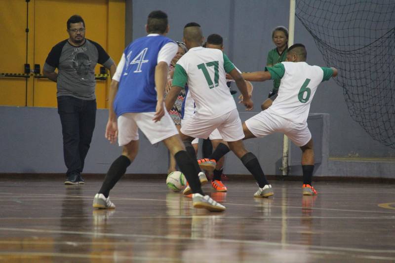 Mais de 60 adolescentes e jovens em cumprimento de medida socioeducativa no Pará conheceram as instalações da Arena Guilherme Paraense (o Mangueirinho), em Belém. O espaço recebeu os internos para o encerramento da II Olimpíada de Inverno da Socioeducação, evento criado com o objetivo de proporcionar atividades de esporte e cultura aos adolescentes em cumprimento de medida socioeducativa no Estado, além de promover o espírito esportivo e garantir maior integração entre os internos. A Arena sediou as finais do futsal feminino e masculino, além de apresentações culturais que marcaram o encerramento da atividade promovida pela Fundação de Atendimento Socioeducativo do Pará (Fasepa), por meio do Projeto Ressignificando Caminhos na Socioeducação.
FOTO: ALBERTO PASSOS / ASCOM FASEPA
DATA: 28.03.2018
BELÉM - PARÁ <div class='credito_fotos'>Foto: ALBERTO PASSOS/ ASCOM FASEPA | <a href='/midias/2018/originais/cc9984fa-3f2f-4257-b3e2-766ba5f561f3.jpg' download><i class='fa-solid fa-download'></i> Download</a></div>