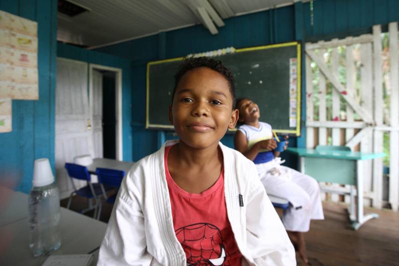 Por outro lado, o aluno da quinta série, Otoniel Silva, 11 anos (foto) de uma escola de ensino fundamentam localizado na Ilha de Urubuoca, nas proximidades de Belém, recebe aulas de jiu-jitsu dos policiais da companhia. A influência é tanta que o aluno já decidiu que quer ser policial “para proteger e ajudar as pessoas”, como comentou
FOTO: MARCELO LELIS / AG. PARÁ
DATA: 27.04.2018
BELÉM - PARÁ <div class='credito_fotos'>Foto: Marcelo Lelis / Ag. Pará | <a href='/midias/2018/originais/ccac1dcb-6a0b-4af6-a786-899fdeec4e2a.jpg' download><i class='fa-solid fa-download'></i> Download</a></div>