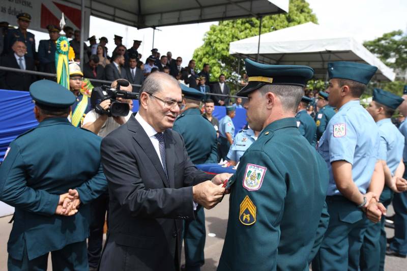 A cerimônia pelo Dia de Tiradentes, patrono das polícias militares do Brasil, este ano, no Pará, teve um toque especial. Na manhã desta quinta-feira, 20, no Comando Geral da Polícia Militar do Estado, foram oficializadas as promoções de 539 policiais e entregues 170 novos veículos para a corporação. O governador Simão Jatene participou da cerimônia. A frota vai ajudar no combate à criminalidade na região metropolitana de Belém e interior do estado. Dos 170 veículos entregues para reforçar o policiamento, 60 são motocicletas, 60 viaturas modelo Palio Weekend com cela e 50 Pick-ups, com cela, todos em regime de locação, que serão somados à frota. Serão investidos mensalmente 4 milhões de reais. As 539 promoções beneficiam policiais militares da capital e do interior do estado, sendo 462 praças e 77 oficiais. “Eu me sinto lisonjeada e quero chegar à capitã”, disse Rejane Santa Brígida Miranda, promovida de soldado a cabo. “Fico feliz também por termos um plano seguro, de carreira e me sinto prestigiada na carreira que escolhi”, completou Rejane.
FOTO: ANTÔNIO SILVA / AG APRÁ
DATA:20.04.2018
BELÉM - PARÁ <div class='credito_fotos'>Foto: ANTONIO SILVA / AG. PARÁ | <a href='/midias/2018/originais/ccaddd6b-3ec5-43cc-b333-14c531593f18.jpg' download><i class='fa-solid fa-download'></i> Download</a></div>
