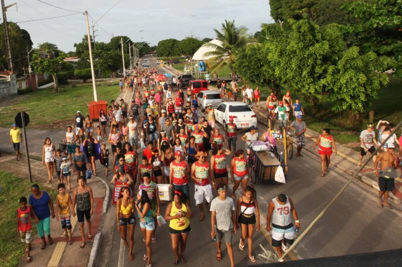 Um amor de Carnaval que já dura 26 anos. A romântica ilha de Mosqueiro, que no passado era um dos roteiros favoritos dos paraenses em viagens de lua de mel, é o cenário na medida para a história de Paulo e Nazaré. O enredo lembra o da clássica marchinha do "Pierrô e a Colombina", mas diferente da original, o amor não teve "um triste fim". No Carnaval de 1992, em Mosqueiro, Paulo Cesar da Silva, hoje com 55 anos, era um viúvo que derramava a solidão na folia de Momo. Sua família é uma das fundadoras da tradicional ‘Escola de Samba Pele Vermelha’. O então pescador tentava esquecer a tristeza quando conheceu sua colombina.
FOTO: CARLOS SODRÉ / AG PARÁ
DATA: 10.02.2018
BELÉM - PARÁ <div class='credito_fotos'>Foto: Carlos Sodré /Ag. Pa | <a href='/midias/2018/originais/ccb47382-72eb-4833-89ba-fe8cd5d7fba8.jpg' download><i class='fa-solid fa-download'></i> Download</a></div>