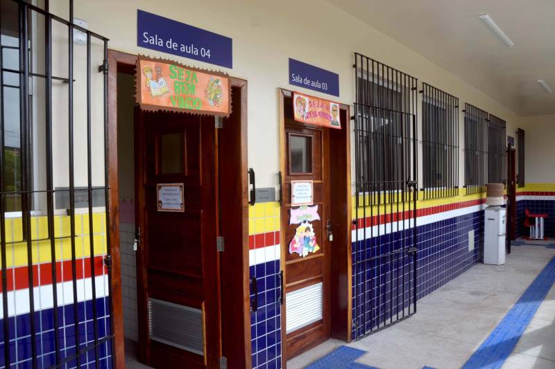 A Escola Estadual Mário Carneiro de Miranda (foto), localizada no bairro da Sacramenta, em Belém, foi reinaugurada nesta terça-feira (22). Com 61 anos de fundação, a unidade foi reformada e ampliada a partir do Programa de Melhoria da Qualidade e Expansão da Cobertura da Educação Básica do Estado do Pará, que materializa o Pacto pela Educação. A obra custou R$ 1.862 milhão. A escola de Ensino Fundamental atende 296 alunos de 6 a 13 anos. A cerimônia de reinauguração foi presidida pela secretária de Estado de Educação, Ana Claudia Serruya Hage, e reuniu, além da comunidade escolar, secretários adjuntos da Seduc e dirigentes de Unidades Seduc na Escola (Use), diretores e professores de outras escolas do bairro. A escola tem cinco salas de aula climatizadas, sala de professores, diretoria, dispensa, sala de leitura, banheiros para professores e alunos (masculino e feminino), banheiro para Portador de Necessidades Especiais, sala de informática, uma nova cozinha, bicicletário, todos devidamente identificados, inclusive em linguagem braile para orientação aos alunos de baixa visão.

FOTO: ELISEU DIAS / ASCOM SEDUC
DATA: 22.05.2018
BELÉM - PARÁ <div class='credito_fotos'>Foto: Eliseu Dias / Ascom Seduc   |   <a href='/midias/2018/originais/ccb58e8e-2a3a-4084-b49c-351c70652a49.jpg' download><i class='fa-solid fa-download'></i> Download</a></div>