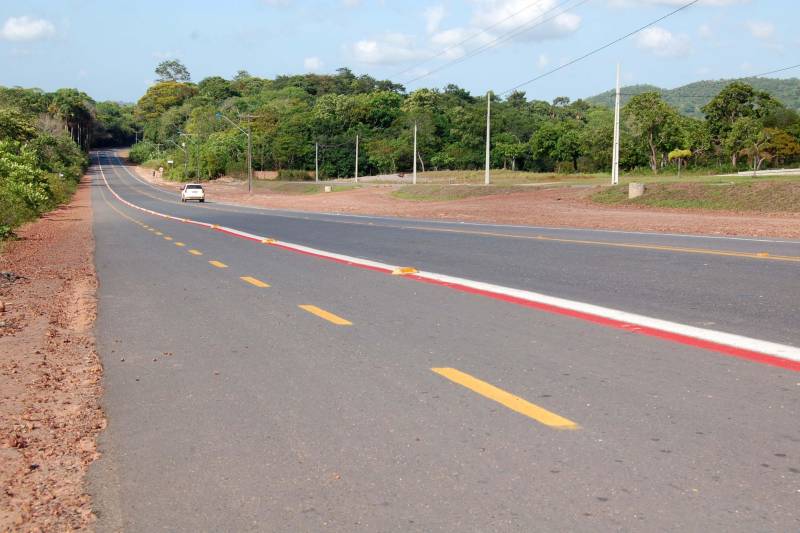 O acesso a um dos principais cartões postais do Pará e do Brasil, a vila balneária de Alter do Chão, localizada a aproximadamente 30 km de Santarém, na região Oeste do Pará, está de cara nova. O Governo do Estado, por meio da Secretaria Estadual de Transportes (Setran), investiu mais de R$ 16 milhões para tornar a PA-457 (Rodovia Everaldo Martins, na foto) mais segura e mais moderna. Agora, quem acessar o ponto turístico ou se deslocar para uma das 18 comunidades que ficam na região do Eixo Forte, encontrarão melhores condições de tráfego. A modernização iniciou pela Rodovia Fernando Guilhon (PA-453), que foi duplicada em 1,2 km, na saída do Rio Tapajós Shopping, com implantação de sinalização vertical e horizontal, além da construção de duas novas rotatórias: uma em frente ao Residencial Salvação, e outra, no entroncamento das duas PA's, ao direcionar o condutor, tendo como ponto de referência a Escola Tecnológica de Santarém.
FOTO: WILLIAM SANTOS / ASCOM CRGBA
DATA: 09.11.2018
SANTARÉM - PARÁ <div class='credito_fotos'>Foto: WILLIAM SANTOS / ASCOM CRGBA | <a href='/midias/2018/originais/ccbbd82f-1cc8-4957-aa38-3ace39cb3ac4.jpg' download><i class='fa-solid fa-download'></i> Download</a></div>