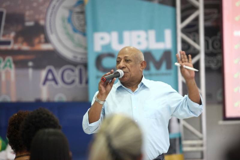 Segundo dia do Encontro de Comunicação do Pará (Publicom), no município de Altamira, nesta sexta-feira, 13, no auditório da Associação Comercial Industrial e Agropastoril (Aciapa). Postura, cuidado com os gestos, expressão corporal, dicção, entonação. Na foto, oficina “Cerimonial e a arte de falar em público” e aprovou todo o conteúdo repassado. A oficina abriu o segundo dia do encontro e foi ministrada pelo cerimonialista do Governo do Estado, Reginaldo Teles.
FOTO: MARCELO LÉLIS / AG. PARÁ
DATA: 13.04.2018
ALTAMIRA - PARÁ <div class='credito_fotos'>Foto: Marcelo Lelis / Ag. Pará | <a href='/midias/2018/originais/ccbf11e9-32d8-43d2-9b4d-8bc3fec42235.jpg' download><i class='fa-solid fa-download'></i> Download</a></div>