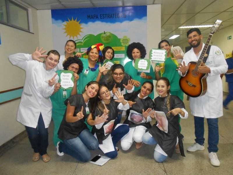No Hospital Regional do Sudeste do Pará - Dr. Geraldo Veloso (HRSP), em Marabá (PA), desde um simples curativo a uma cirurgia de alta complexidade, o atendimento aos pacientes segue protocolos rigorosos. Essa rotina faz parte da cultura de segurança do paciente, disseminada a todos os profissionais que atuam na unidade (foto), com o objetivo de evitar erros durante a assistência. Para reforçar a importância dessas medidas, neste mês, a unidade realizou a sua II Semana Multiprofissional, cujo tema foi 'Segurança do Paciente: Meta Pai D'égua'. A programação envolveu colaboradores de todos os setores, mesmo aqueles que não atuam diretamente na assistência. Segundo o diretor-geral da unidade, Valdemir Girato, essa integração é fundamental para a qualidade do atendimento. 'Quando se trata de assistência, é preciso que todos falem a mesma língua e estejam unidos em prol do bem-estar do paciente. A atenção a cada detalhe, protocolo e procedimento é essencial para um atendimento qualificado e seguro, e isso independe da função do profissional na unidade. Todos estão ali cumprindo uma mesma missão: cuidar de vidas', afirmou o gestor.
FOTO: ASCOM / HRSP
DATA: 21.05.2018
MARABÁ - PARÁ <div class='credito_fotos'>Foto: ASCOM HRSP | <a href='/midias/2018/originais/cccf93c5-c7d5-4fc1-9154-bce9dead91f9.jpg' download><i class='fa-solid fa-download'></i> Download</a></div>
