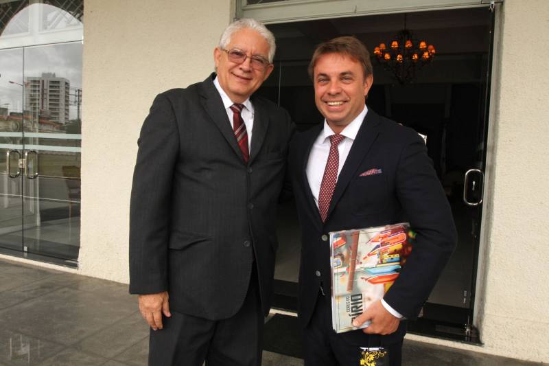 A Hungria quer estreitar relações comerciais com o Pará e, para isso, o embaixador do país no Brasil fez, nesta quinta-feira, 12, uma visita diplomática ao Governo do Estado. Saneamento, pecuária, segurança, educação e indústria foram os temas tratados no encontro. O secretário de Estado de Turismo, Adenauer Góes (e), representando o governador Simão Jatene, recebeu o embaixador, Norbert Konkoly (d), e a cônsul geral adjunta de Assuntos Comerciais, Zsuzsanna László.
FOTO: CRISTINO MARTINS / AG. PARÁ
DATA: 12.04.2018
BELÉM - PARÁ <div class='credito_fotos'>Foto: Cristino Martins/Ag. Pará | <a href='/midias/2018/originais/cce2890e-8c11-46af-9128-88d0ee0d8fbc.jpg' download><i class='fa-solid fa-download'></i> Download</a></div>