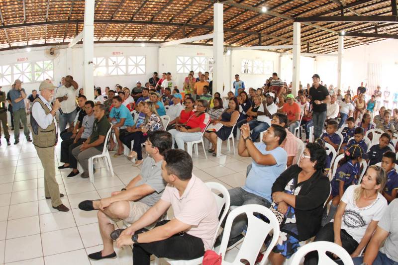 Cento e dezoito famílias da comunidade quilombola do Caeté, no município de Abaetetuba, no nordeste do Estado, foram beneficiadas com um título coletivo de terra. Com o documento, o Governo do Estado, por meio do Instituto de Terras do Pará (Iterpa), reconhece o direito de uma população que há décadas ocupa e trabalha na área. A cerimônia de entrega ocorreu na manhã deste sábado (24), no Centro Comunitário, e contou com a participação do governador Simão Jatene. A área titulada corresponde a cerca de 1.400 hectares. Agora, devidamente respaldadas, as famílias poderão ter acesso a empréstimos, políticas públicas, entre outros benefícios que possibilitam o desenvolvimento da sua produção e a continuidade de suas tradições. “Com o documento de terra a comunidade passa a ter segurança jurídica e acesso a créditos, financiamentos e outros benefícios que antes não lhes era permitido. Além disso, agora eles poderão produzir com mais segurança, mantendo a terra entre as futuras gerações”, afirmou o governador Simão Jatene.
FOTO: CRISTINO MARTINS / AG. PARÁ
DATA: 24.03.2018
ABAETETUBA - PARÁ
<div class='credito_fotos'>Foto: Cristino Martins/Ag. Pará | <a href='/midias/2018/originais/ccf283e9-6b2f-49f5-ac10-9b224be3fe8e.jpg' download><i class='fa-solid fa-download'></i> Download</a></div>