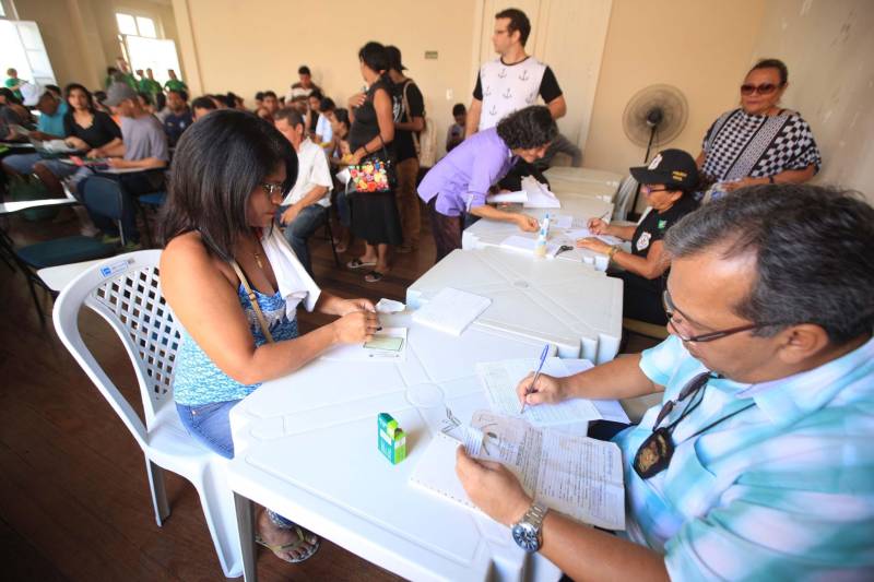 Com o mote “Defensoras e Defensores Públicos pelo direito à documentação pessoal: onde existem pessoas, nós enxergamos cidadãos", a Associação Nacional dos Defensores Públicos (Anadep) lançou, pela primeira vez, a Campanha Nacional na Região Norte. Este ano, a campanha tem por objetivo mostrar à sociedade que a Defensoria Pública pode ajudar o cidadão a obter e/ou retificar a documentação básica. O Mercado Francisco Bolonha, localizado no Complexo Mercado Ver-O-Peso, foi o local escolhido para sediar o evento, nesta sexta-feira (4). Na ocasião, houve um grande mutirão de atendimento ao público (foto), com orientação jurídica e esclarecimento de dúvidas para cerca de 800 cidadãos paraenses. A iniciativa teve o apoio da Defensoria Pública do Estado do Pará, da Associação dos Defensores Públicos do Pará (Adpep-PA) e do Colégio Nacional de Defensores Gerais (Condege).
FOTO: RODOLFO OLIVEIRA / AG. PARÁ
DATA: 04.05.2018
BELÉM - PARÁ <div class='credito_fotos'>Foto: Rodolfo Oliveira/Ag. Pará | <a href='/midias/2018/originais/ccf8126f-f236-4586-8486-2a39bc4e3bbe.jpg' download><i class='fa-solid fa-download'></i> Download</a></div>