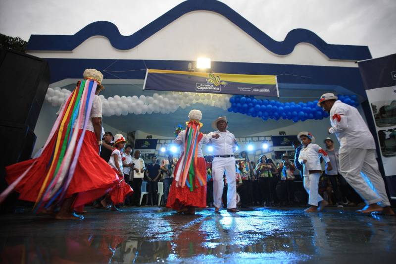 O Governo do Pará garante mais investimentos em segurança, infraestrutura e regularização fundiária ao município de Capanema, no nordeste paraense. Na noite desta segunda-feira (4) foram entregues novas viaturas para a Polícia Militar e assinados convênios e ordens de serviço para novas obras na cidade.

FOTO: MÁCIO FERREIRA / AG. PARÁ
DATA: 04.06.2018
CAPANEMA - PARÁ <div class='credito_fotos'>Foto: MÁCIO FERREIRA/ AG. PARÁ   |   <a href='/midias/2018/originais/cd03a4d9-1092-453c-be78-e7b8434cb209.jpg' download><i class='fa-solid fa-download'></i> Download</a></div>