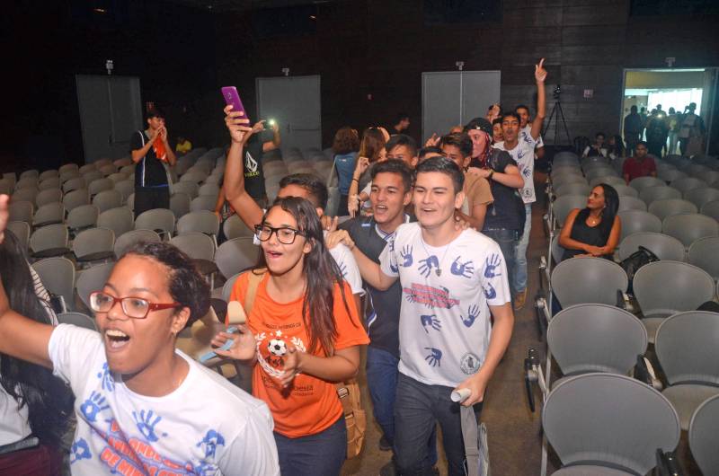 Estudantes da rede estadual de ensino foram, nesta sexta-feira (8), os “autores” em plena 22ª Feira Pan-Amazônica do Livro, no Hangar, ao protagonizarem uma festa em homenagem à leitura no encerramento da Gincana Literária conquistada pela Escola Estadual Cornélio de Barros, do bairro da Marambaia. A escola contou com um grupo de 15 estudantes que leram e pesquisaram sobre a vida e obra do escritor paraense Daniel Dantas, como tarefa da Gincana Literária. A Gincana é uma das principais atrações da Feira do Livro e, este ano, começou no dia 4, com um concurso de redação. A Gincana Literária reuniu 60 alunos, ou seja, 15 estudantes por cada uma das quatro Unidades Seduc na Escola (USEs) - unidades administrativas e pedagógicas da Secretaria de Estado de Educação (Seduc) - no evento. Os alunos pesquisaram sobre os autores Daniel Leite, Alfredo Garcia, Rosângela Darwich e Antônio Juraci Siqueira.
FOTO: ELISEU DIAS / ASCOM SEDUC
DATA: 08.06.2018
BELÉM - PARÁ <div class='credito_fotos'>Foto: Eliseu Dias / Ascom Seduc | <a href='/midias/2018/originais/cd090d7c-bfd0-4a0b-b721-35274653668e.jpg' download><i class='fa-solid fa-download'></i> Download</a></div>