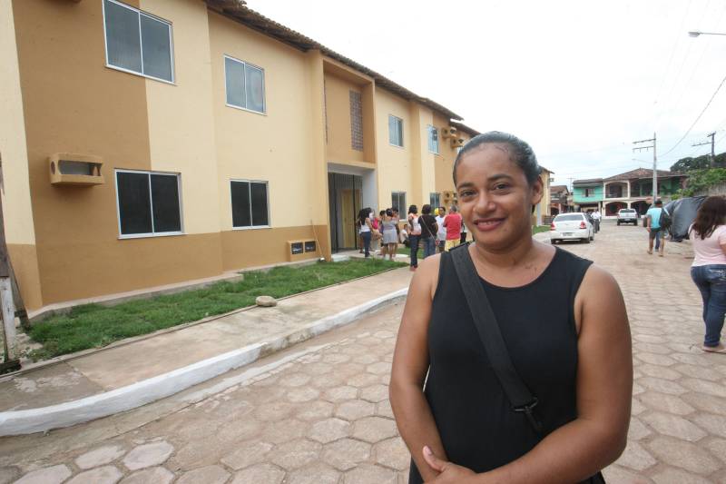 A tarde desta quarta-feira (02), foi de alegria para vinte famílias do Projeto Taboquinha, em Icoaraci, que ganharam uma nova habitação, com sala, cozinha, banheiro, dois quartos e área externa. Elas receberam as chaves de seus apartamentos das mãos da presidente da COHAB, Lene Farinha, de diretores da Companhia de Habitação e do deputado federal Arnaldo Jordy. Segundo a presidente da COHAB, Lene Farinha, o projeto Taboquinha "sempre foi dinâmico e já conseguimos avançar muito aqui. Falta entregar cerca de quarenta e quatro unidades habitacionais e fazer a revitalização dos canais, para assim concluirmos as obras", declarou. Ela solicitou que os novos moradores zelem pelas unidades e conservem as áreas livres. Ela também anunciou que está sendo preparada uma área ao lado da ponte do Cruzeiro destinada a um projeto voltado exclusivamente para os pescadores. Na foto, Dineuza dos Santos Pantoja (vestido preto).
FOTO: CARLOS SODRÉ / AG. PARÁ
DATA: 02.05.2018
BELÉM - PARÁ <div class='credito_fotos'>Foto: Carlos Sodré/Agência Pará | <a href='/midias/2018/originais/cd1a3cbe-3105-44c2-aad7-14d68e6a86a6.jpg' download><i class='fa-solid fa-download'></i> Download</a></div>