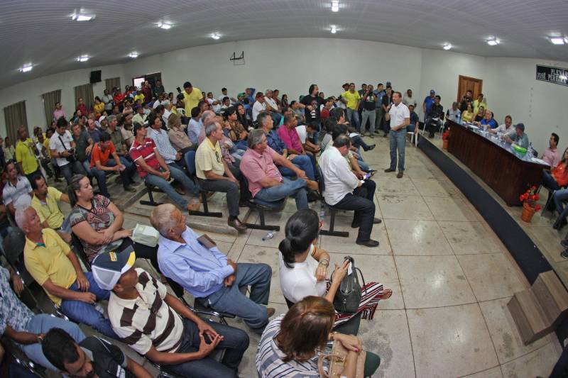 Há 35 anos a dona de casa Guardiana Feitosa é moradora da Rua 15 de Novembro, em Floresta do Araguaia, sul do Pará. Há pelo menos cinco deles não colocava as cadeiras em frente de casa para um bate papo de final de tarde. "Era lama no inverno e poeira no verão, não dava pra ficar aqui na frente", diz Guardiana. "Agora o asfalto chegou, mudou tudo". A 15 de Novembro é uma das mais importantes ruas de Floresta do Araguaia. Abriga três igrejas, três escolas e creches e cerca de 30 pontos comerciais. Cerca de quinhentos moradores vivem ali. O Asfalto na Cidade, programa do Governo do estado que tem como principal objetivo ampliar a mobilidade e acessibilidade nas áreas urbanas do Estado, chegou à Floresta do Araguaia asfaltando a Rua 15 de Novembro e outras seis vias próximas, num total de três quilômetros de asfalto de qualidade superior, além de meio fio. O governador Simão Jatene foi à Floresta do Araguaia entregar as obras à comunidade. Com ele, estavam o senador Flexa Ribeiro (PSDB/PA); a secretária Extraordinária de Municípios Sustentáveis; Izabela Jatene, o presidente da Assembleia Legislativa do estado, deputado Márcio Miranda; os deputados Cilene Couto e Celso Sabino e o ex-governador Carlos Santos.
FOTO: ANTÔNIO SILVA / AG. PARÁ
DATA: 25.06.2018
FLORESTA DO ARAGUAIA - PARÁ <div class='credito_fotos'>Foto: Antônio Silva/Ag. Pará | <a href='/midias/2018/originais/cd1ab46d-e4cc-4b62-ac65-a5bee0f26e9a.jpg' download><i class='fa-solid fa-download'></i> Download</a></div>