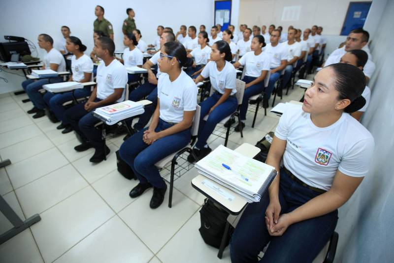 Cerca de 2.400 policiais militares que estão em processo de formação por meio dos Cursos de Formação de Praças (CFP), de Oficiais (CFO), de Habilitação de Oficiais (CHO) e de Adaptação de Oficiais (CHO). Os alunos do Curso de Formação de Praças da PMPA ingressarão no serviço externo ao final do 2º módulo da formação, previsto para abril.
FOTO: MÁCIO FERREIRA / AG. PARÁ
DATA: 15.02.2018
BELÉM - PARÁ <div class='credito_fotos'>Foto: MÁCIO FERREIRA/ AG. PARÁ | <a href='/midias/2018/originais/cd1c40ca-000a-47a3-bc78-fa33e3d7e8c9.jpg' download><i class='fa-solid fa-download'></i> Download</a></div>