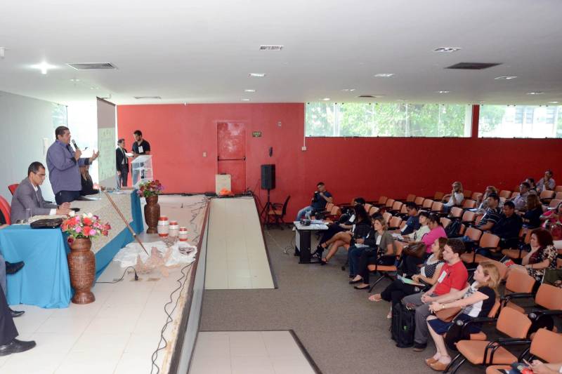 A elaboração de um currículo de Ensino Religioso para as escolas estaduais e municipais do Estado, em sintonia com a Base Nacional Comum Curricular (BNCC), começou a ser discutida nesta quinta-feira (15), em Belém, por educadores de instituições federais, estaduais e municipais de ensino, e por estudantes do Pará, Amazonas, Amapá, Acre, São Paulo e Minas Gerais, durante o IV Encontro de Professores de Ensino Religioso do Pará, na Universidade Federal do Pará (UFPA).Ao final do evento, nesta sexta-feira (16), a proposta de currículo será encaminhada à Secretaria de Estado de Educação (Seduc) objetivando inclusão ao projeto de currículo estadual do Ensino Fundamental, conforme cronograma de implantação da BNCC, ao final de 2019.
FOTO: ELISEU DIAS / ASCOM SEDUC
DATA: 16.02.2018
BELÉM - PARÁ <div class='credito_fotos'>Foto: Eliseu Dias / Ascom Seduc | <a href='/midias/2018/originais/cd22d578-6827-4199-a6d0-7046507c9a75.jpg' download><i class='fa-solid fa-download'></i> Download</a></div>