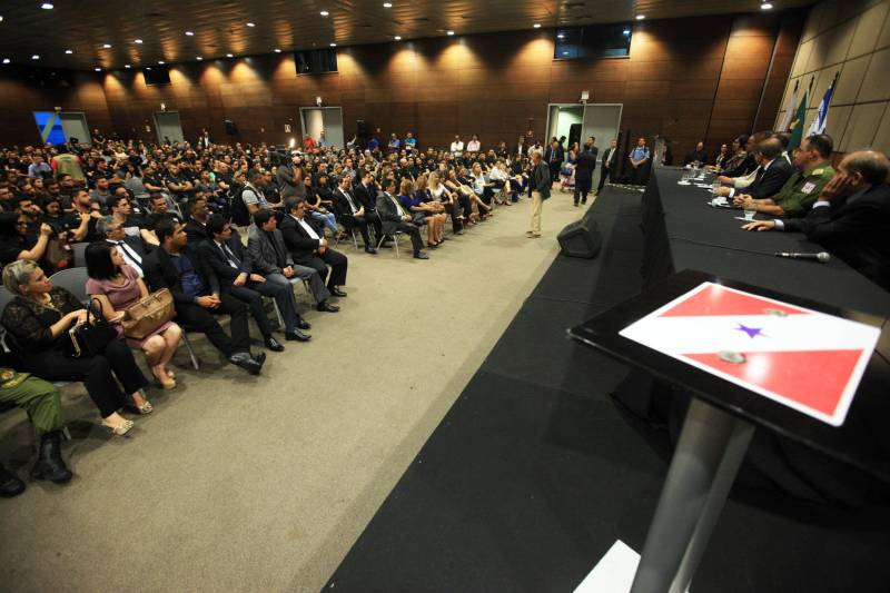 O Governo do Pará segue firme na política de prevenção e redução da criminalidade em todo o estado, com investimentos e o reforço de novos agentes que atuarão na segurança pública. Na tarde desta quinta-feira (22), os 474 aprovados em concurso público tomaram posse e receberam os equipamentos de trabalho. A cerimônia ocorreu no Hangar Convenções e Feiras da Amazônia, em Belém, e contou com a presença do governador Simão Jatene, entre outras autoridades.

FOTO: RODOLFO OLIVEIRA / AG. PARÁ
DATA: 22.03.2018
BELÉM - PARÁ <div class='credito_fotos'>Foto: Rodolfo Oliveira/Ag. Pará   |   <a href='/midias/2018/originais/cd348900-7239-48e5-963a-91b3c28cad6c.jpg' download><i class='fa-solid fa-download'></i> Download</a></div>