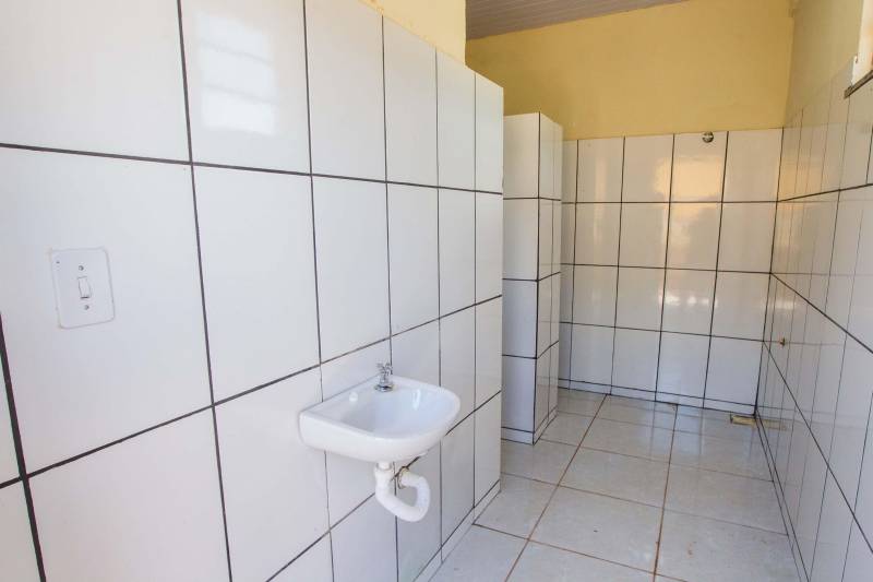 Aos poucos, a paisagem de Serra Pelada – que já foi o maior garimpo a céu aberto do planeta e hoje é distrito de Curionópolis, município do sudeste paraense - começa a se modificar. A poeira intensa, típica de estradas de chão, vai paulatinamente dando lugar à camada de asfalto, que pela primeira vez chega a Curiónópolis, conhecido mundialmente pela corrida do ouro e pelo formigueiro humano nos anos 1980, eternizado pelo olhar do fotógrafo Sebastião Salgado. O ouro não é mais explorado na região, mas Serra Pelada ainda é uma cidade de garimpeiros. São eles que residem e povoam as ruas, que parecem ter parado no tempo. Foram esses trabalhadores que fizeram a localidade crescer, que formaram famílias e criaram filhos nascidos no local, fincando raízes, criando identidade, sonhando com a volta da exploração do ouro, cada vez mais distante. Mas até esse cenário vem se transformando. Na foto, Escola Estadual de Ensino Médio Joaquina Diamantina.

FOTO: ASCOM / PREFEITURA DE CURIONÓPOLIS
DATA: 08.06.2018
CURIONÓPOLIS - PARÁ <div class='credito_fotos'>Foto: ASCOM / PREFEITURA DE CURIONÓPOLIS   |   <a href='/midias/2018/originais/cd3a9a28-a061-4851-ad73-2a5a290ff540.jpg' download><i class='fa-solid fa-download'></i> Download</a></div>