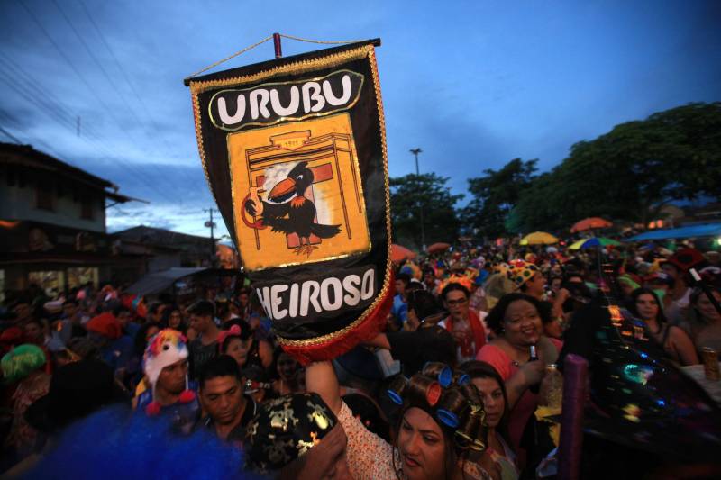 Foliões fantasiados de personagens do cinema, de desenhos animados e videogames, da Grécia antiga e de personalidades do esporte desembarcaram na “Pérola do Caeté” na segunda-feira (12) para participar do “Urubu Cheiroso”, o maior bloco de Carnaval do município de Bragança, no nordeste do Pará.
FOTO: MÁCIO FERREIRA / AG PARÁ
DATA: 13.02.2018
BRAGANÇA - PARÁ <div class='credito_fotos'>Foto: MÁCIO FERREIRA/ AG. PARÁ | <a href='/midias/2018/originais/cd3d8631-f9fd-47db-bbbc-8c9143382ad7.jpg' download><i class='fa-solid fa-download'></i> Download</a></div>