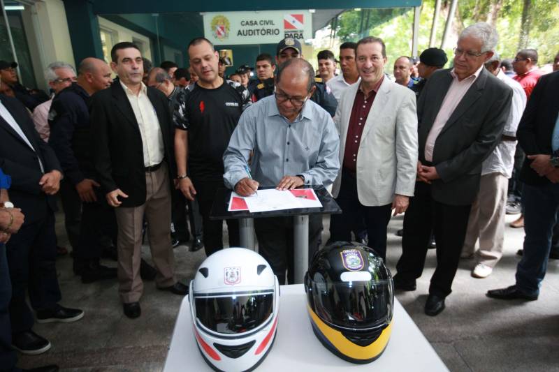 Polícia Militar, Guarda Municipal e Secretarias Municipais de Segurança Pública de 17 cidades do interior paraense receberam motos para ampliar o policiamento ostensivo e para atender ocorrências em suas sedes. Os veículos adquiridos pelo Governo do Estado são provenientes de emenda parlamentar de três deputados da Assembleia Legislativa do Pará (ALEPA), e entregues (foto) nesta segunda-feira (28) durante cerimônia na sede da Casa Civil, em Belém. Ao todo foram entregues 44 motos do modelo Honda XRE 300 CC, todas com kit sinalizador acústico e visual, rastreador, dois capacetes e queixeiras. Prefeitos, secretários de segurança, representantes das polícias, guardas municipais e deputados estiveram presentes na solenidade e ressaltaram a importância de ampliar a frota de veículos para dar apoio a segurança dos municípios.
FOTO: MÁCIO FERREIRA / AG. PARÁ
DATA: 28.05.2018
BELÉM - PARÁ <div class='credito_fotos'>Foto: MÁCIO FERREIRA/ AG. PARÁ | <a href='/midias/2018/originais/cd592bd2-2b41-448d-816c-faa93dd90361.jpg' download><i class='fa-solid fa-download'></i> Download</a></div>