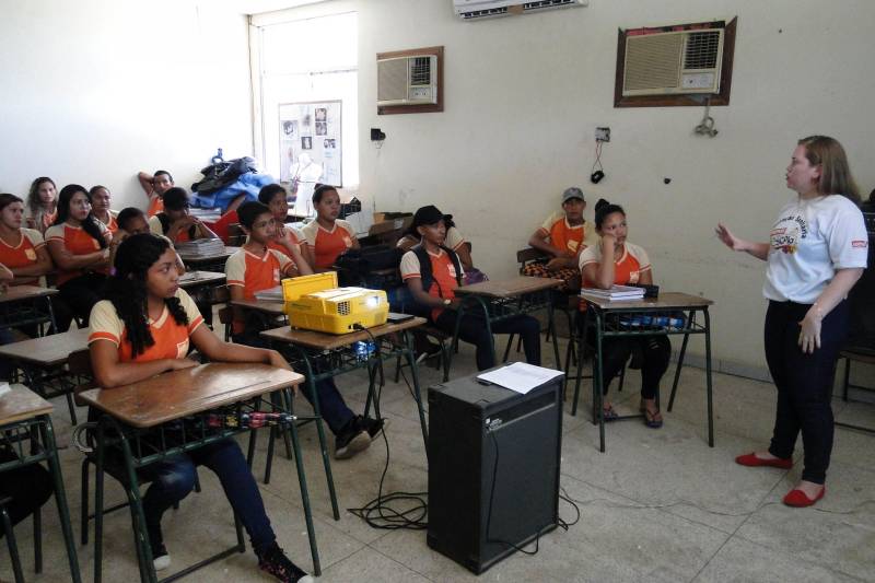 Conscientizar a população para adoção de medidas que contribuam para a prevenção e controle da raiva foi o objetivo da ação educativa realizada pela Agência de Defesa Agropecuária do Estado do Pará (Adepará) nos municípios de Melgaço, Portel e Breves, localizados no Arquipélago do Marajó. A ação, que ocorreu no período de 4 a 8 de junho, foi voltada para estudantes, produtores, agentes comunitários de saúde e a comunidade em geral. Foram realizadas reuniões de padronização com servidores das unidades locais da Adepará, entrevista em rádio e TV, palestras nas escolas e nas comunidades e oficina para os agentes comunitários de saúde. Ao todo, participaram das oficinas 160 agentes comunitários e mais de 250 estudantes de nível fundamental e médio.
FOTO: ASCOM ADEPARÁ
DATA: 08.05.2018
MELGAÇO - PARÁ <div class='credito_fotos'>Foto: ASCOM ADEPARÁ | <a href='/midias/2018/originais/cd5a3a72-c14f-431e-ac1b-0cd0bb331452.jpg' download><i class='fa-solid fa-download'></i> Download</a></div>