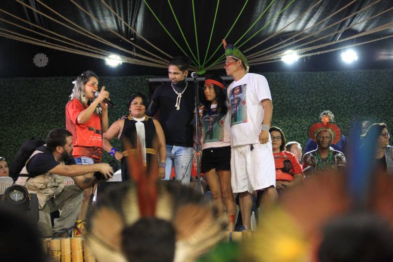 O dia começou cedo para os participantes da Semana dos Povos Indígenas, que ocorre em São Félix do Xingu, no sudeste do Pará. A vasta programação se estendeu durante toda a segunda-feira (16), com os serviços ofertados pelo Estado, os jogos e abertura oficial, à noite. Nesta segunda-feira também começaram as competições. Além do atletismo, com a corrida de 100 metros rasos para homens e mulheres, houve partidas de futsal feminino e de cabo de guerra masculino e feminino. Espalhados por diversos espaços da cidade, os jogos são uma atração muito esperada, tanto pelos índios quanto pelo público que prestigia as disputas.
FOTO: RODOLFO OLIVEIRA / AG. PARÁ
DATA: 16.04.2018
SÃO FÉLIX DO XINGU - PARÁ <div class='credito_fotos'>Foto: Rodolfo Oliveira/Ag. Pará | <a href='/midias/2018/originais/cd660542-96ae-4f33-a2f8-47aaac42d2b1.jpg' download><i class='fa-solid fa-download'></i> Download</a></div>
