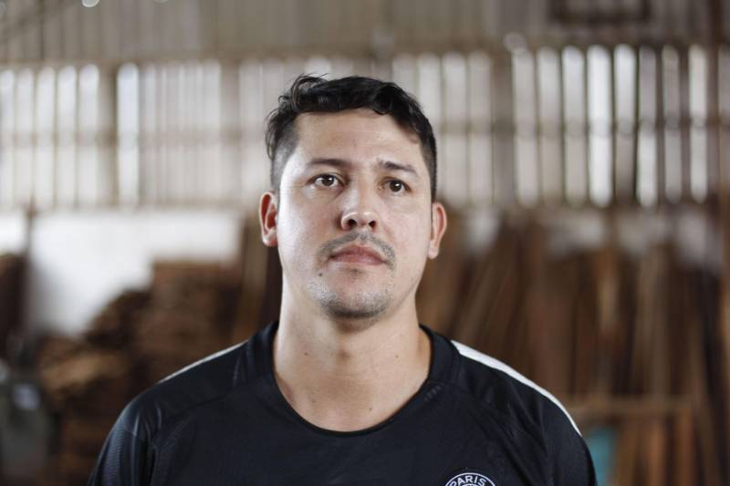 Uma marcenaria instalada no Centro de Recuperação do Coqueiro (CRC), em Belém, é mais uma das oportunidades de qualificação da mão de obra carcerária no Pará. O projeto, iniciado há 15 anos, já profissionalizou mais de 100 internos do regime fechado custodiados na unidade prisional pela Superintendência do Sistema Penitenciário do Estado (Susipe). Atualmente, 11 internos fazem parte do grupo que trabalha na confecção de móveis em madeira MDF. Pelo trabalho, os detentos recebem remuneração de 3/4 do salário mínimo, conforme determina a Lei de Execução Penal brasileira, além da remição de pena e a oportunidade de se profissionalizar para o mercado de trabalho. Na foto, o coordenador do projeto, Rodrigo Dias.
FOTO: AKIRA ONUMA / ASCOM SUSIPE
DATA: 14.05.2018
BELÉM - PARÁ <div class='credito_fotos'>Foto: Akira Onuma / Ascom Susipe | <a href='/midias/2018/originais/cd76afa2-a8ff-4afe-a645-d4dcf57d9966.jpg' download><i class='fa-solid fa-download'></i> Download</a></div>