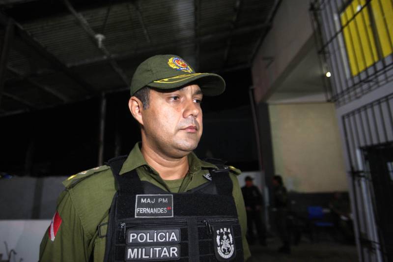 Os órgãos de segurança do Estado realizaram a operação Hypnos, na noite desta sexta-feira (11) na orla e comunidades de Icoaraci. Policiais militares, civis, Guarda Municípal e agentes do Juizado da Infância e da Adolescência fiscalizaram estabelecimentos comerciais e casas noturnas para garantir a paz e a tranquilidade no distrito. Na foto, o subcomandante do 10° Batalhão de Policiamento da Capital, major Claydson Fernandes.
FOTO: MARCELO LELIS / AG. PARÁ
DATA: 11.05.2018
BELÉM - PARÁ
<div class='credito_fotos'>Foto: Marcelo Lelis / Ag. Pará | <a href='/midias/2018/originais/cd816ada-2de1-49e7-a042-9f4114e49cdc.jpg' download><i class='fa-solid fa-download'></i> Download</a></div>