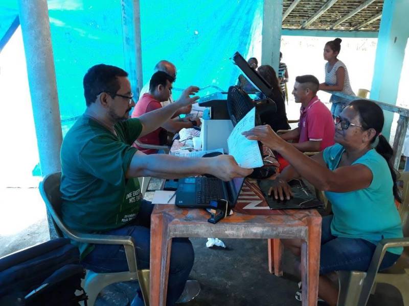 Agricultores familiares da Colônia do Cruzador, a 50 quilômetros de Marapanim, foram beneficiados, nesta sexta-feira (4), com a Caravana Pro Paz Cidadania. No segundo dia de ação na região, os trabalhadores receberam os serviços de emissão de documentos de identidade, entre outros. A ação é realizada por meio de parcerias, com a Polícia Civil, Seaster, Defensoria Pública, entre outros, mas o trabalho se fortalece com a ajuda dos moradores locais que se voluntariam a participar da ação.
FOTO: ASCOM / PRO PAZ
DATA: 04.05.2018
BELÉM - PARÁ <div class='credito_fotos'>Foto: ASCOM PRO PAZ | <a href='/midias/2018/originais/cd83f0e8-4c4b-4a16-9e0b-49a124612fd9.jpg' download><i class='fa-solid fa-download'></i> Download</a></div>