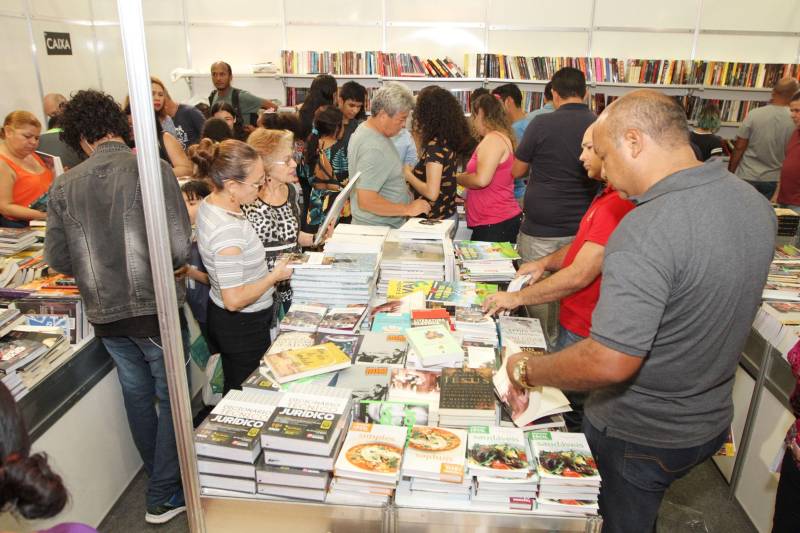 Uma programação extensa e diversificada marcou a abertura das atividades da XXII Feira Pan-Amazônica do Livro (foto) neste sábado (2), no Hangar – Centro de Convenções e Feiras da Amazônia, em Belém. Um grande público compareceu no primeiro dia, aproveitando as atrações culturais e as exposições nos estandes de livros.

FOTO: CRISTINO MARTINS / AG. PARÁ
DATA: 02.06.2018
BELÉM - PARÁ <div class='credito_fotos'>Foto: Cristino Martins/Ag. Pará   |   <a href='/midias/2018/originais/cd89a67f-9e6c-41a6-9791-1f5098710bb3.jpg' download><i class='fa-solid fa-download'></i> Download</a></div>