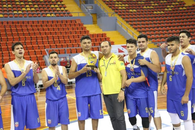 A Arena Guilherme Paraense, o Mangueirinho, recebeu, nesta segunda-feira (26), as finais do 10º Jogos Abertos do Pará (Joapa). No local, foram conhecidos os vencedores nas modalidades handebol, basquete e futsal. Ao todo, 18 delegações de todas as regiões do Pará estiveram na capital paraense. No basquete masculino, Mãe do Rio ficou com o ouro (foto).
FOTO: RAY NONATO / DIVULGAÇÃO
DATA: 26.03.2018
BELÉM - PARÁ <div class='credito_fotos'>Foto: Ray Nonato/Divulgação | <a href='/midias/2018/originais/cd953eba-9bf3-4a03-b9c3-d6b982295551.jpg' download><i class='fa-solid fa-download'></i> Download</a></div>